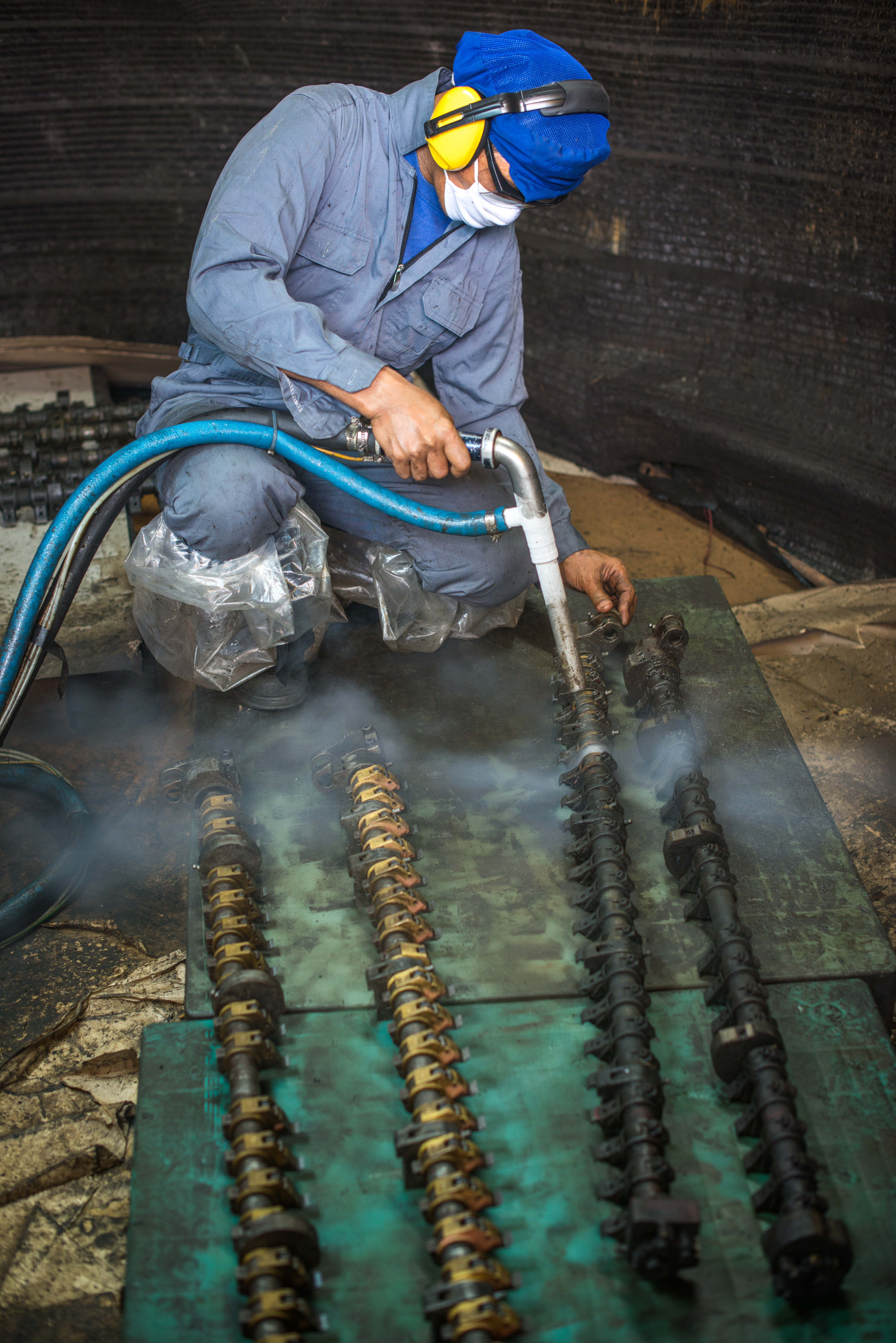 Deep cleaning of factory machinery with eco-friendly dry ice technology
